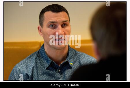 World Heavyweight Boxing Champion Wladimir Klitschko à Londres. Il porte une épingle ukrainienne sur son collier. Crédit photo : © MARK PAIN / ALAMY Banque D'Images