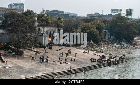 Kolkata, Inde - 2 février 2020 : des personnes non identifiées se sont baigner dans la rivière Hooghly par RAM Chandra Goenka sous le pont Howrah le 2 février 2020 Banque D'Images