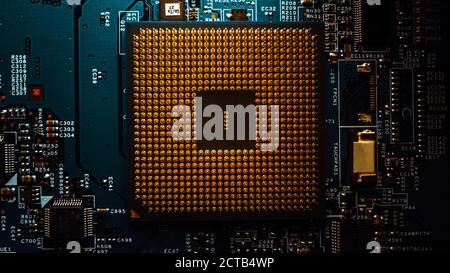 Macro gros plan de la prise du processeur sur la carte de circuit imprimé ou la carte mère de l'ordinateur avec composants à l'intérieur du périphérique électronique, pièces de Sup Banque D'Images