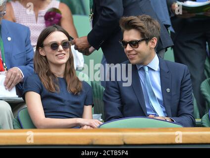 L'ACTRICE KEIRA KNIGHTLEY AVEC LE MARI JAMES RIGHTON. FINALE DES DAMES DE WIMBLEDON 2014 Eugenie Bouchard / Petra Kvitova IMAGE CRÉDIT : MARK PAIN / ALAMY Banque D'Images