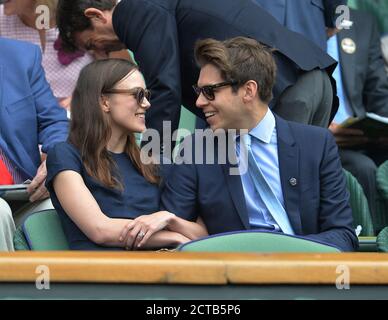 L'ACTRICE KEIRA KNIGHTLEY AVEC LE MARI JAMES RIGHTON. FINALE DES DAMES DE WIMBLEDON 2014 Eugenie Bouchard / Petra Kvitova IMAGE CRÉDIT : MARK PAIN / ALAMY Banque D'Images