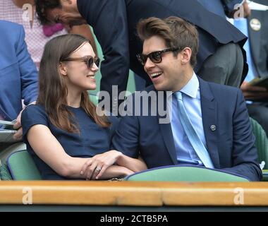 L'ACTRICE KEIRA KNIGHTLEY AVEC LE MARI JAMES RIGHTON. FINALE DES DAMES DE WIMBLEDON 2014 Eugenie Bouchard / Petra Kvitova IMAGE CRÉDIT : MARK PAIN / ALAMY Banque D'Images