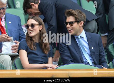 L'ACTRICE KEIRA KNIGHTLEY AVEC LE MARI JAMES RIGHTON. FINALE DES DAMES DE WIMBLEDON 2014 Eugenie Bouchard / Petra Kvitova IMAGE CRÉDIT : MARK PAIN / ALAMY Banque D'Images