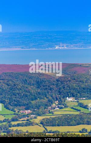 Vue depuis le sommet de Dunkery Beacon (1 705 pieds) sur le Canal de Bristol et le village Selworthy jusqu'à la côte galloise depuis Exmoor, Somerset, Angleterre, Royaume-Uni Banque D'Images