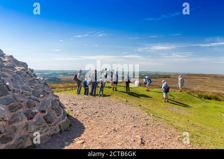 Un groupe de marche fait une pause au sommet de Dunkery Beacon, le point culminant du Somerset et du parc national d'Exmoor (1 705 pieds), Angleterre, Royaume-Uni Banque D'Images