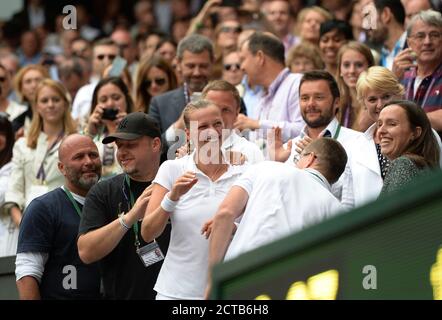 Petra Kvitova célèbre la victoire de la finale Wimbledon Ladies 2014. Eugenie Bouchard contre Petra Kvitova. CRÉDIT PHOTO : MARK PAIN / ALAMY Banque D'Images