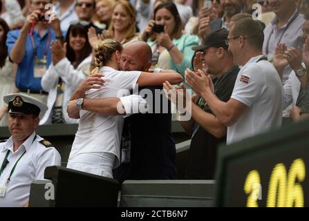 Petra Kvitova célèbre la victoire de la finale Wimbledon Ladies 2014. Eugenie Bouchard contre Petra Kvitova. CRÉDIT PHOTO : MARK PAIN / ALAMY Banque D'Images