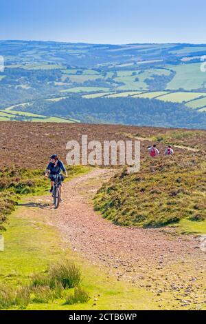 Motard de montagne approchant le sommet de Dunkery Beacon, le point le plus élevé du Somerset et du parc national d'Exmoor (1 705 pieds), Somerset, Angleterre, Royaume-Uni Banque D'Images