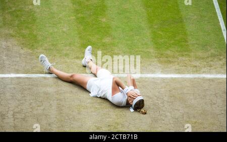 Petra Kvitova remporte la finale des femmes de Wimbledon 2014. Eugenie Bouchard contre Petra Kvitova. Crédit photo : © MARK PAIN / PHOTO D'ALAY Banque D'Images