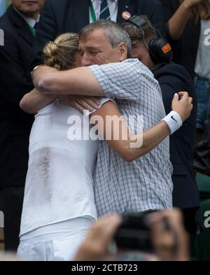 Petra Kvitova célèbre la victoire de la finale Wimbledon Ladies 2014. Eugenie Bouchard contre Petra Kvitova. CRÉDIT PHOTO : MARK PAIN / ALAMY Banque D'Images