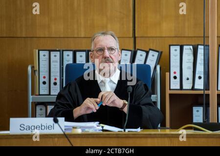 Francfort, Allemagne. 22 septembre 2020, Hessen, Francfort-sur-le-main: Le président Thomas Sagebiel siège au procès de l'assassinat du politicien Walter Lübcke avant le début du procès. Le principal accusé, S. Ernst, aurait tiré sur sa terrasse, il y a un an, le président du district de North Hessian Lübcke, parce que le politicien de la CDU avait défendu les réfugiés. Credit: dpa Picture Alliance/Alay Live News Banque D'Images