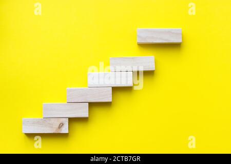 Gros plan sur le bloc de bois en tant qu'escalier. Processus de réussite de la croissance du concept d'entreprise. Concept d'éducation, de risque, de développement et de croissance Banque D'Images