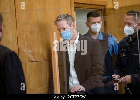 Francfort, Allemagne. 22 septembre 2020, Hessen, Francfort-sur-le-main: Le principal défendeur Stephan Ernst (l) arrive à la salle d'audience avec protection de la bouche et du nez pour le début d'une autre session de son procès. Ernst aurait tiré sur sa terrasse il y a un an le président du district de Hessian du Nord, Lübcke, parce que le politicien de la CDU avait défendu les réfugiés. Credit: dpa Picture Alliance/Alay Live News Banque D'Images