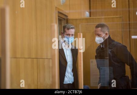 Francfort, Allemagne. 22 septembre 2020, Hessen, Francfort-sur-le-main: Le principal défendeur Stephan Ernst (l) arrive à la salle d'audience avec protection de la bouche et du nez pour le début d'une autre session de son procès. Ernst aurait tiré sur sa terrasse il y a un an le président du district de Hessian du Nord, Lübcke, parce que le politicien de la CDU avait défendu les réfugiés. Credit: dpa Picture Alliance/Alay Live News Banque D'Images