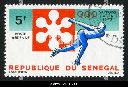 SÉNÉGAL - VERS 1972 : timbre imprimé par le Sénégal, montre l'emblème olympique de Sapporo et Speed Scating, vers 1972 Banque D'Images