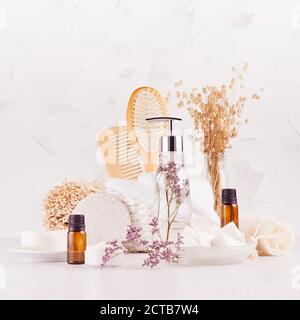 Produits cosmétiques naturels rustiques et accessoires pour les soins de la peau et du corps, l'aromathérapie et la relaxation avec la brindille de lavande sur bois blanc, carré. Banque D'Images