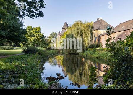 Krefeld-Linn - Parkview au château de Linn avec des réflexions sur la lande , Rhénanie du Nord Westphalie, Allemagne, 17.09.2020 Banque D'Images