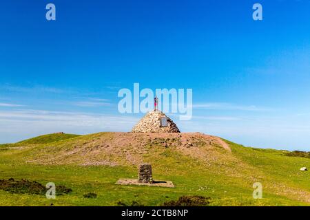 Essayer d'obtenir un signal de téléphone mobile à Dunkery Beacon (1 705 pieds), le point le plus élevé du Somerset et du parc national d'Exmoor, Angleterre, Royaume-Uni Banque D'Images