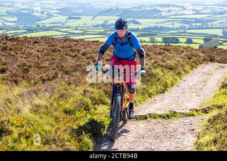 Motard de montagne approchant le sommet de Dunkery Beacon, le point le plus élevé du Somerset et du parc national d'Exmoor (1 705 pieds), Somerset, Angleterre, Royaume-Uni Banque D'Images