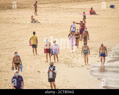 Las Palmas, Grande Canarie, Îles Canaries, Espagne. 22 septembre 2020. Les touristes et les habitants portent des masques sur une plage tranquille de la ville de Las Palmas sur Gran Canaria . La pointe actuelle des cas de coronavirus en Espagne et aux îles canaries a vu le Royaume-Uni et l'Allemagne mettre l'Espagne et les îles Canaries sur leur liste de quarantaine. Le nombre de nouveaux cas est en baisse par rapport aux chiffres élevés d'août. Crédit : Alan Dawson/Alay Live News Banque D'Images