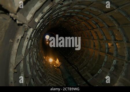 Le tunnel vertical a servi d'entrée, ainsi que de canal pour le système de levage hydraulique prévu au projet d'eau souterraine de Bribin à Semanu, Gunung Kidul, Yogyakarta, Indonésie. Banque D'Images