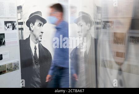 22 septembre 2020, Basse-Saxe, Osnabrück: Vue d'une photo de l'écrivain Erich Maria Remarque dans le Centre de la paix Erich Maria Remarque. Le 50ème anniversaire de la mort de l'écrivain Remarque. Remarque est né le 22 juin 1898 à Osnabrück. Son roman anti-guerre « im Westen nichts Neues », filmé en 1930, a atteint la renommée mondiale. Remarque est décédé le 25 septembre 1970 à Locarno, en Suisse. Photo: Friso Gentsch/dpa Banque D'Images