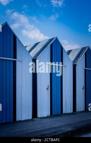 Cabanes en bois sur la plage d'Yport en Normandie, France Banque D'Images