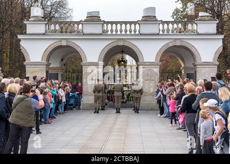 Varsovie, Pologne - 19 octobre 2019 : les touristes regardent la cérémonie de la relève de la garde à la tombe du soldat inconnu à Varsovie sur la place Pilsudski Banque D'Images