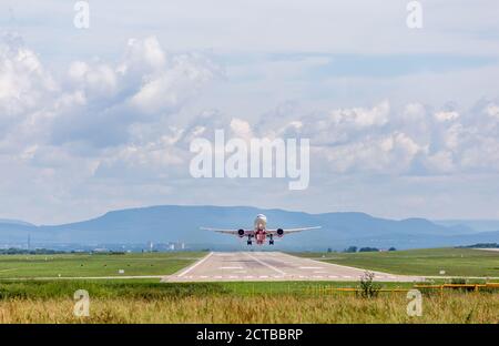 Russie, Vladivostok, 08/17/2020. Le Boeing 777 de Rossiya Airlines, un avion de transport de passagers moderne, sort de la piste. Ciel bleu avec de beaux nuages. Bon voyage a Banque D'Images