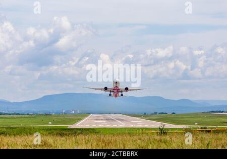 Russie, Vladivostok, 08/17/2020. Le Boeing 777 de Rossiya Airlines, un avion de transport de passagers moderne, sort de la piste. Ciel bleu avec de beaux nuages. Bon voyage a Banque D'Images