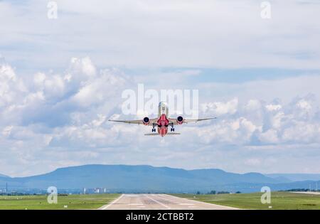 Russie, Vladivostok, 08/17/2020. Le Boeing 777 de Rossiya Airlines, un avion de transport de passagers moderne, sort de la piste. Ciel bleu avec de beaux nuages. Bon voyage a Banque D'Images