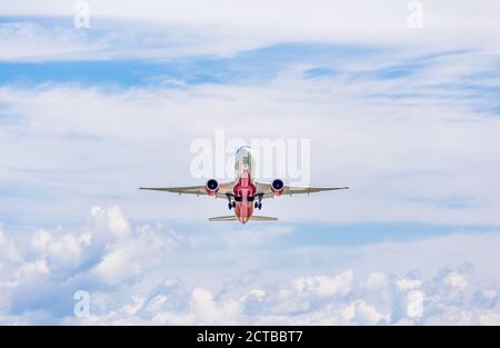 Russie, Vladivostok, 08/17/2020. Le Boeing 777 de Rossiya Airlines, un avion de transport de passagers moderne, vole dans un ciel bleu avec de beaux nuages. Bon voyage et bonnes vacances Banque D'Images