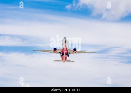 Russie, Vladivostok, 08/17/2020. Le Boeing 777 de Rossiya Airlines, un avion de transport de passagers moderne, vole dans un ciel bleu avec de beaux nuages. Bon voyage et bonnes vacances Banque D'Images