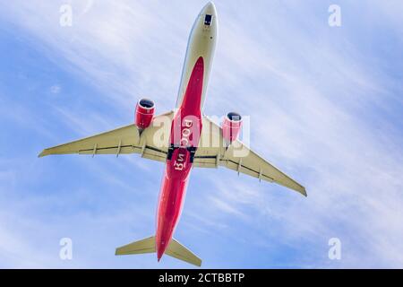 Russie, Vladivostok, 08/17/2020. Le Boeing 777 de Rossiya Airlines, un avion de transport de passagers moderne, vole dans un ciel bleu avec de beaux nuages. Bon voyage et bonnes vacances Banque D'Images