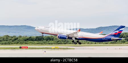 Russie, Vladivostok, 08/17/2020. Décollage de l'avion de passagers Airbus A330 d'Aeroflot Airlines. Concept vacances et voyage. Aviation et transport Banque D'Images