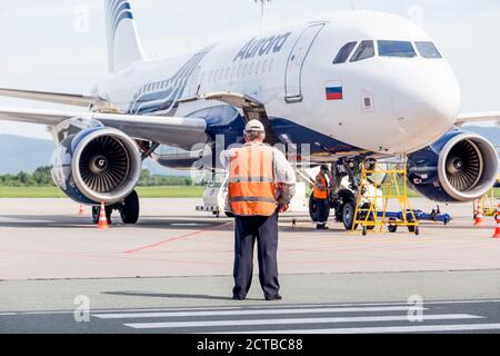 Russie, Vladivostok, 08/17/2020. Avion de passagers Airbus A319 d'Aurora Airlines avant le décollage. Maintenance et entretien de l'avion. Les employés des terrains d'aviation Banque D'Images