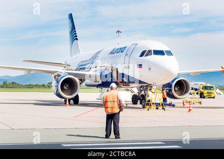 Russie, Vladivostok, 08/17/2020. Avion de passagers Airbus A319 d'Aurora Airlines avant le décollage. Maintenance et entretien de l'avion. Les employés des terrains d'aviation Banque D'Images