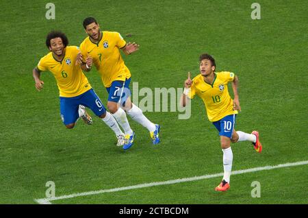 Neymar célèbre son eqialiiser pour le Brésil 1-1 Brésil / Croatie coupe du monde du Brésil 2014 - Arena de Sao Paolo image : Mark pain / ALAMY Banque D'Images
