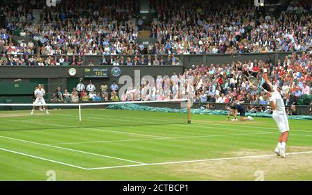 ROGER FEDERER BAT NOVAK DJOKOVIC. DEMI-FINALE HOMMES, WIMBLEDON 2012. CRÉDIT PHOTO : © MARK PAIN / PHOTO DE STOCK D'ALAMY Banque D'Images