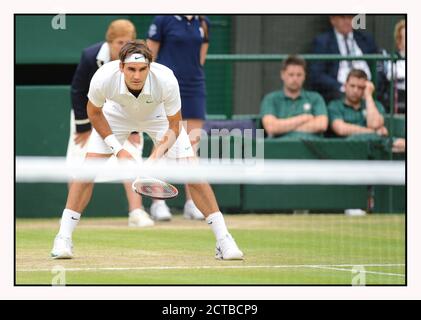 ROGER FEDERER BAT NOVAK DJOKOVIC. DEMI-FINALE HOMMES, WIMBLEDON 2012. CRÉDIT PHOTO : © MARK PAIN / PHOTO DE STOCK D'ALAMY Banque D'Images