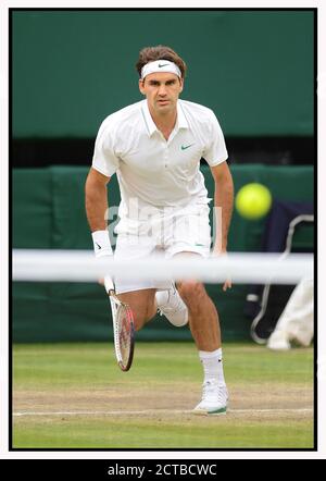 ROGER FEDERER BAT NOVAK DJOKOVIC. DEMI-FINALE HOMMES, WIMBLEDON 2012. CRÉDIT PHOTO : © MARK PAIN / PHOTO DE STOCK D'ALAMY Banque D'Images