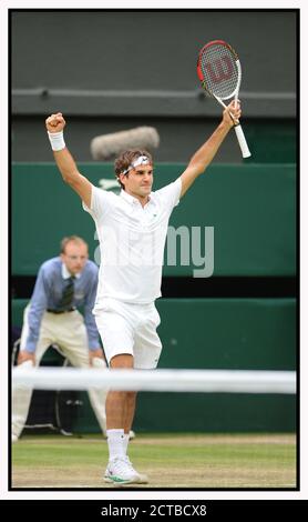 ROGER FEDERER BAT NOVAK DJOKOVIC. DEMI-FINALE HOMMES, WIMBLEDON 2012. CRÉDIT PHOTO : © MARK PAIN / PHOTO DE STOCK D'ALAMY Banque D'Images