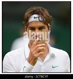 ROGER FEDERER BAT NOVAK DJOKOVIC. DEMI-FINALE HOMMES, WIMBLEDON 2012. CRÉDIT PHOTO : © MARK PAIN / PHOTO DE STOCK D'ALAMY Banque D'Images