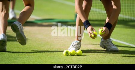 BALLBOYS SUR LA COUR CENTRALE. CHAMPIONNATS DE TENNIS DE WIMBLEDON. CRÉDIT PHOTO : © MARK PAIN / PHOTO DE STOCK D'ALAMY Banque D'Images