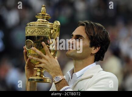 ROGER FEDERER REMPORTE LE TITRE MASCULIN DES CHAMPIONNATS DE WIMBLEDON 2012 PHOTO : © MARK PAIN / PHOTO DE STOCK D'ALAMY Banque D'Images