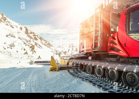 Rattar moderne rouge avec chasse-neige machine de préparation de pistes de ski alpin à la station de ski alpin d'hiver Ischgl en Autriche. Lourd Banque D'Images