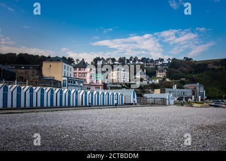 Cabanes en bois sur la plage d'Yport en Normandie, France Banque D'Images