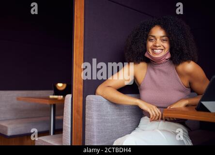 Portrait d'une femme d'affaires avec masque travaillant dans une armoire socialement éloignée Au bureau pendant une pandémie Banque D'Images