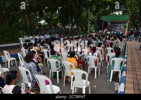 Kolkata, Inde. 22 septembre 2020. Les militantes de l'aile femmes du All India Trinamool Congress (AITC) protestent par une manifestation de six heures près de la statue de Gandhi contre les producteurs agricoles de commerce et de commerce (promotion et facilitation) et les agriculteurs (autonomisation et protection) Accord sur la garantie des prix et les projets de loi sur les services agricoles 2020, Qui ont été adoptées les 17 et 20 septembre, respectivement par le Lok Sabha et le Rajya Sabha. (Photo de Biswarup Ganguly/Pacific Press) crédit: Pacific Press Media production Corp./Alay Live News Banque D'Images