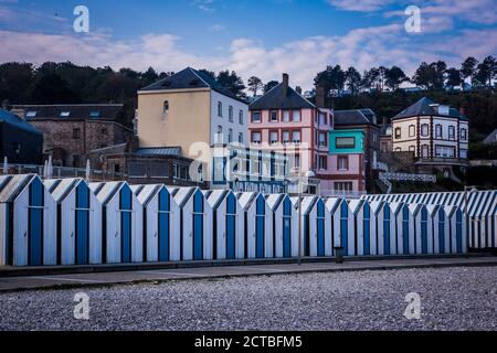 Cabanes en bois sur la plage d'Yport en Normandie, France Banque D'Images